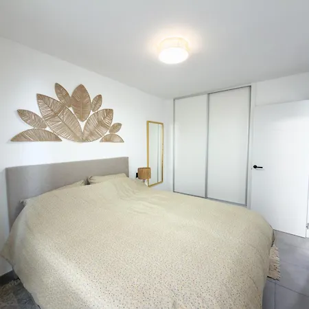 Modern Beachside 2-bed In Centre Κάλπε